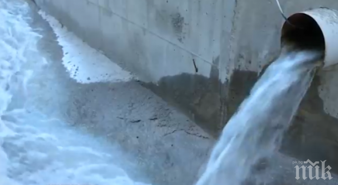 ШОК! Река Малък Искър сутрин е синя, следобед - зелена