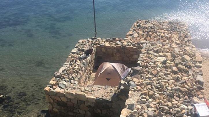 БЕЗОБРАЗИЕ! Къмпингуващ опъна палатка директно в защитената крепост край Черноморец (СНИМКИ)