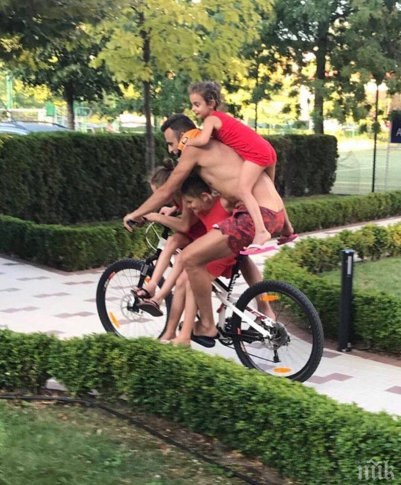 ЕКСКЛУЗИВНО в Спортен ПИК! Димитър Бербатов вози по странен начин децата на колелото си