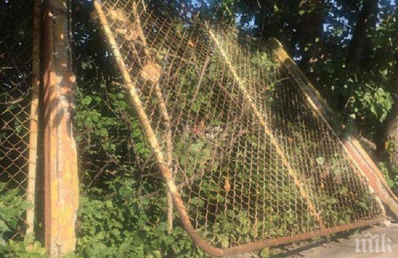 ОПАСНО! Падна оградата на стадион в Пловдив (СНИМКА)