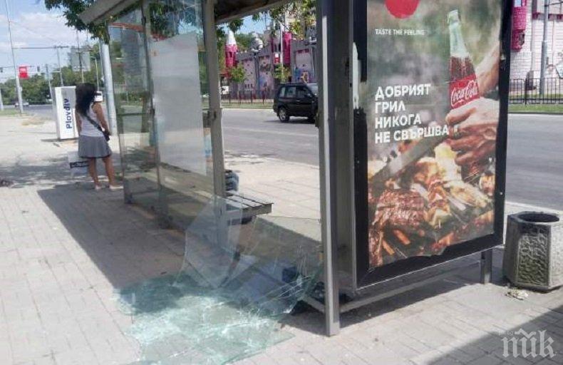 Хулигани потрошиха спирка в Пловдив (СНИМКИ)