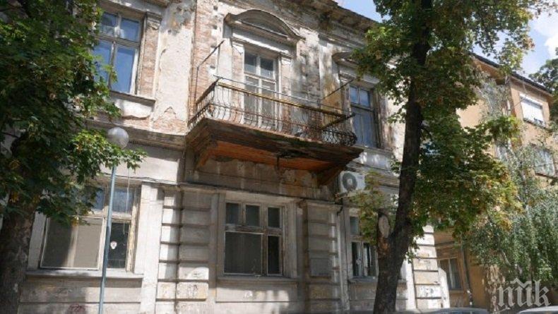 Дупка зейна над главите на пловдивчани, хвърчат отломки (СНИМКА)