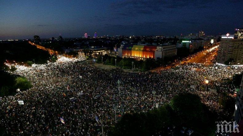 Бунтът в Букурещ се разгаря! 60 000 протестират - полицията ги разпръсква с газ (НА ЖИВО/СНИМКИ)