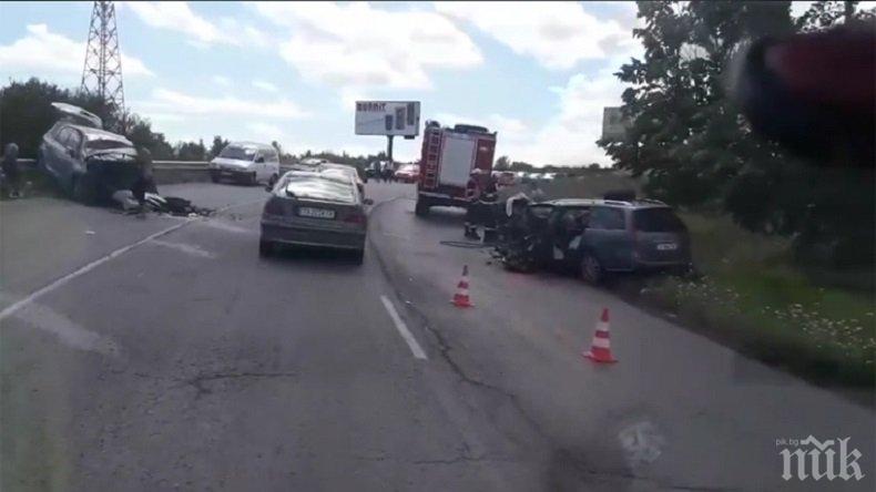 ИЗВЪНРЕДНО! ПЪРВИ СНИМКИ от кървавото меле на пътя Варна - Бургас