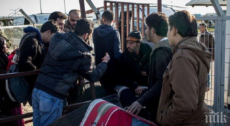 Поредна група сирийски бежанци отпътува от Ливан за родината си

 