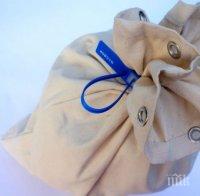 Охранител на инкасо фирма си прибра чувалче с пари на банка, но го спипаха