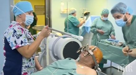 уникална операция мъж пълно съзнание докато оперират мозъка