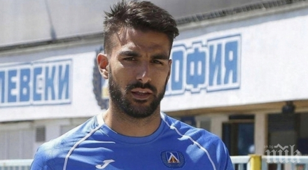 отдалечава все повече сините