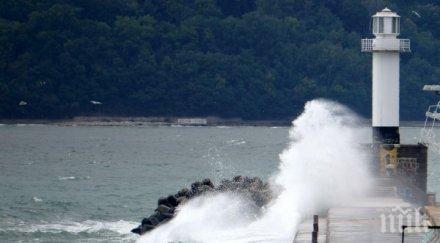 водолаз пострада издирването момчето пометено вълна варна