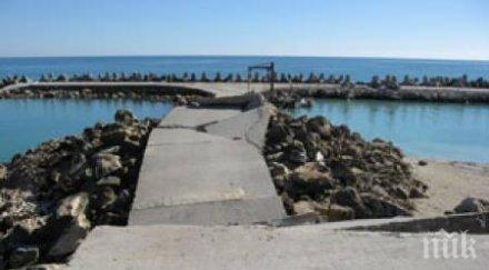 нов инцидент варненския плаж мъж заседна морето заклещи крака тетраподите