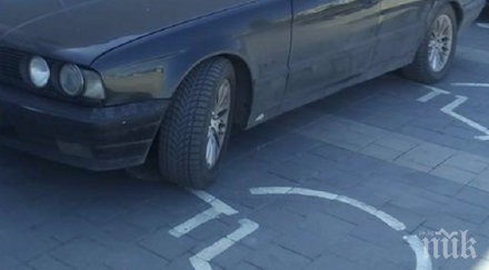 наглец зае две инвалидни места хипермаркет софия снимка