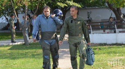 206 желаещи учат военни