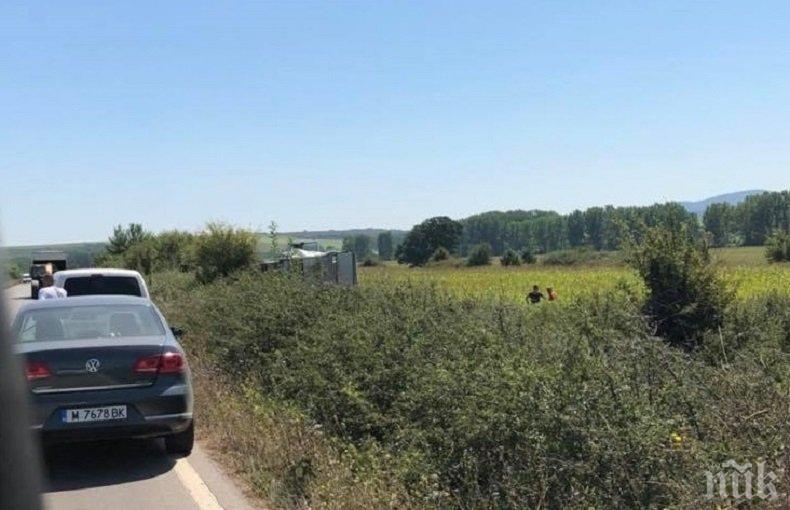 ИЗВЪНРЕДНО! Камион се обърна край Враца, изсипа опасни химикали (СНИМКИ)