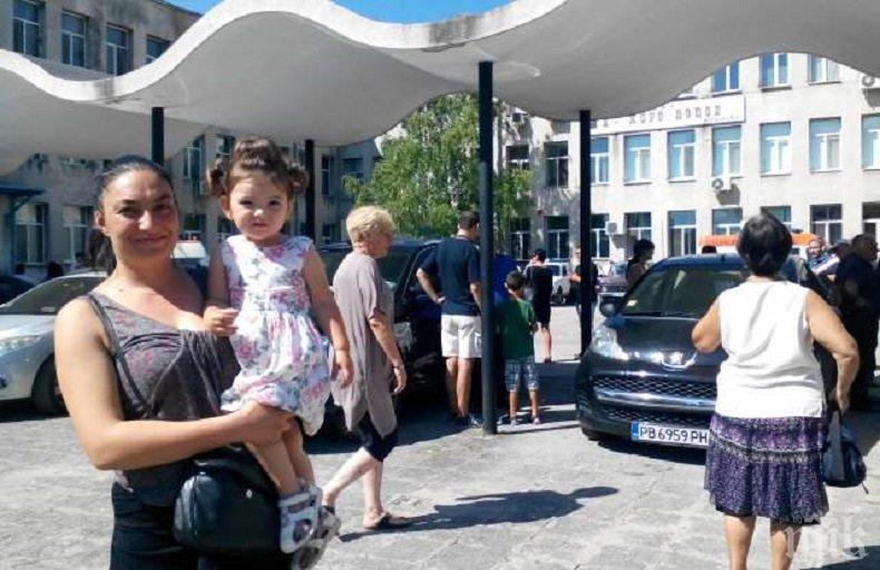 РАДОСТ! Пет бебета проплакаха в Карлово по време на протеста за АГ-то