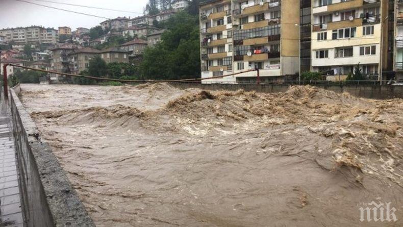 Пороен дъжд причини наводнения във Велико Търново, Горна Оряховица и региона