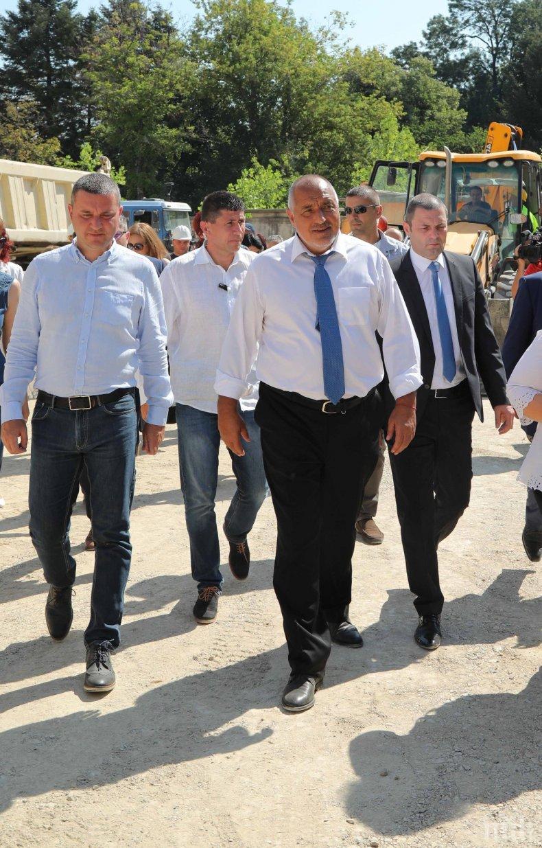 Министър Нанков и премиерът Бойко Борисов инспектираха ремонта на обекти в Търговище и Шумен (СНИМКИ)