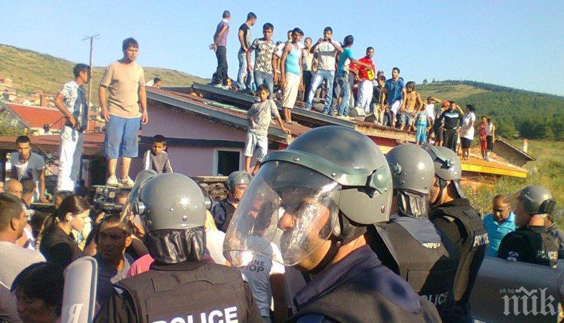 АКЦИЯ В ГЕТОТО! Удариха ромската мафия за скрап в Бургас