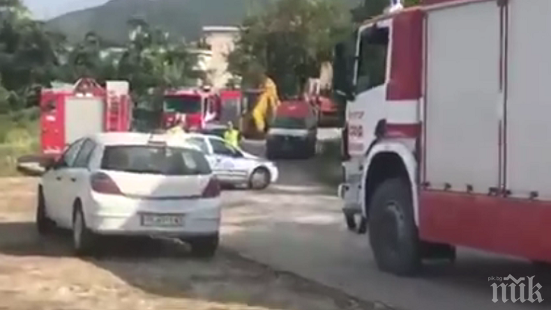 ИЗВЪНРЕДНО В ПИК! Пожарна падна в река край Пловдив, има затиснати пожарникари (ОБНОВЕНА/СНИМКИ/ВИДЕО)