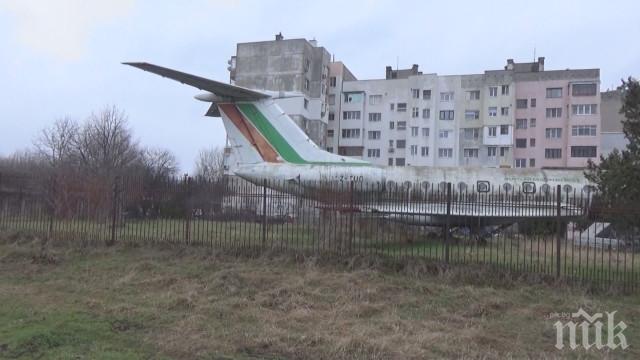 ИНИЦИАТИВА! Младежи вдъхнаха нов живот на стар самолет в Силистра (ВИДЕО)