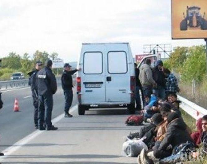 Заловиха 14 нелегални мигранти в Приморско

