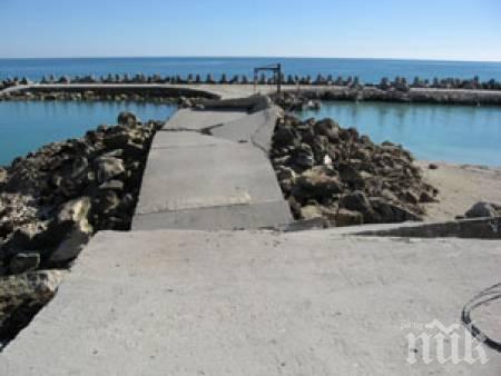 НОВ ИНЦИДЕНТ НА ВАРНЕНСКИЯ ПЛАЖ! Мъж заседна в морето, заклещи крака си в тетраподите