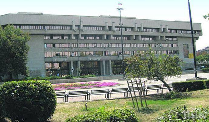 ОТ ПОСЛЕДНИТЕ МИНУТИ! Бомбена заплаха евакуира общината в Русе 