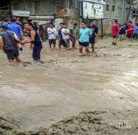 ТРАГЕДИЯ! Стотици жертви след апокалиптичните наводнения в Индия (ВИДЕО)