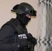 ОТ ПОСЛЕДНИТЕ МИНУТИ! Спецченгета погнаха нелегални мигранти в Световрачане