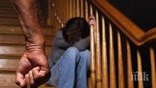 Зверство! Мъж преби съпругата си с метална тръба