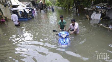 броят жертвите наводненията индия продължава расте премина 350 души видео