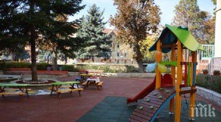 пловдив пропищяха цели фамилии бусове нагли тийнейджъри завземат детските площадки източен