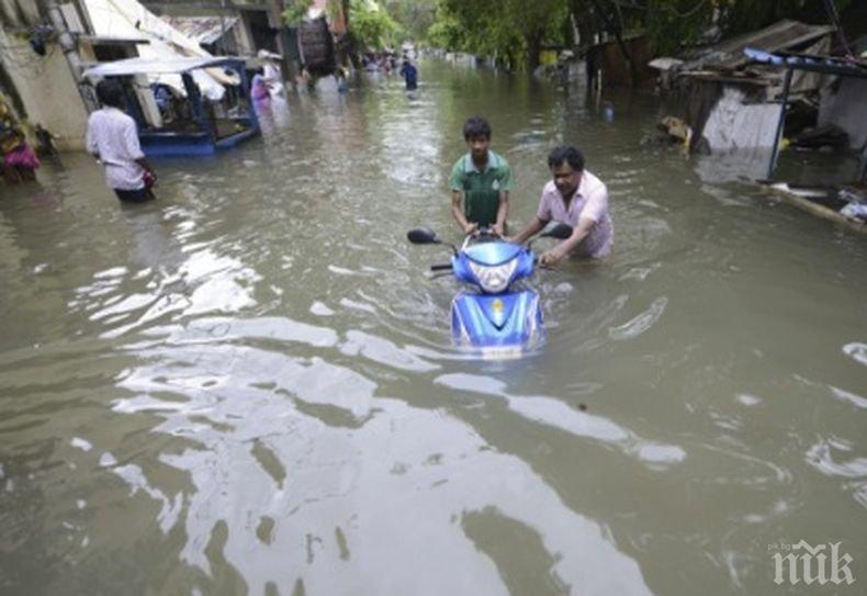 Броят на жертвите на наводненията в Индия продължава да расте. Премина 350 души (ВИДЕО)