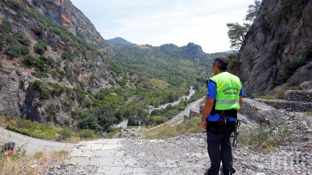 Продължава издирването на хора в наводнения каньон в Италия! Жертвите до момента са 10