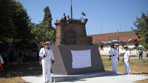 Откриха паметник на подводничаря във военноморската база във Варна