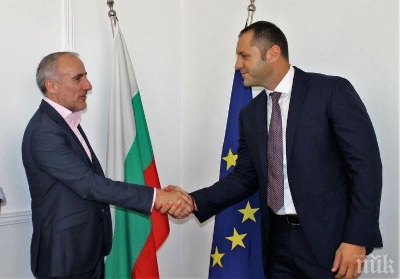 Файненшъл таймс инвестира в България