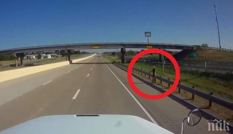 Гледайте това ВИДЕО и никога повече няма да качите стопаджия! Наистина ли извънземните ни дебнат на пътя