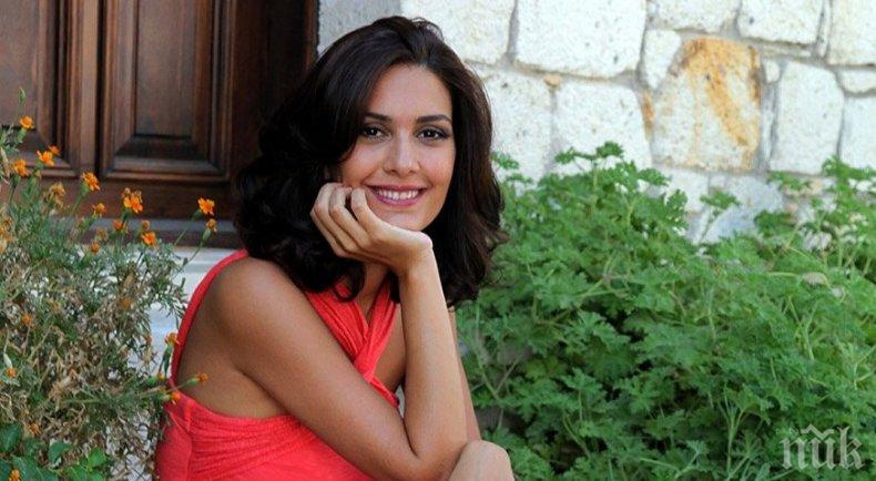 НЕ Е ЗА ВЯРВАНЕ! Вижте как изглежда днес Шехерезада! Трудно ще познаете на улицата една от най-красивите турски актриси (СНИМКИ)