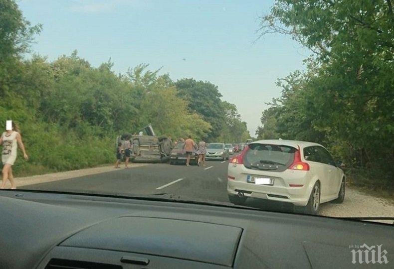 ОТ ПОСЛЕДНИТЕ МИНУТИ! Тежка катастрофа край Варна! Вадят хора от обърната кола (СНИМКА)