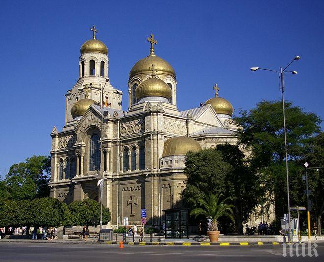 Покривът на катедралата във Варна се нуждае от ремонт