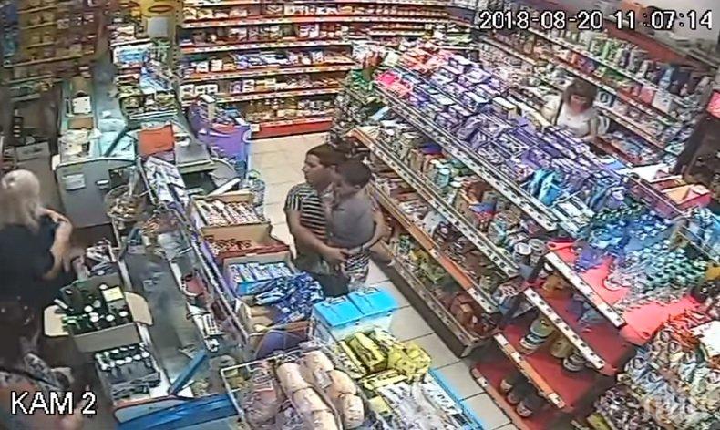 ПОЗОР! Майка с бебе на ръце краде пари от магазин в Бургас (ВИДЕО)
