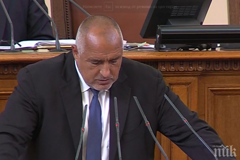 Премиерът няма да уволнява Цецка Цачева заради срива в Търговския регистър