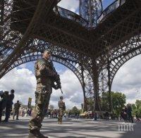 ИЗВЪНРЕДНО! Мъж нападна хора с нож в Париж, крещи 