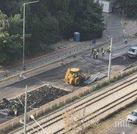 Проблем при ремонта на бул. „България”: Кърпят новия асфалт (СНИМКИ)
