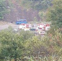 СТРАШНА ТРАГЕДИЯ! Расте броят на жертвите на входа на Своге - 15 души загинаха, ранените са най-малко 27