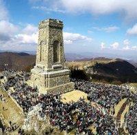 Хиляди почетоха на връх Шипка паметта на героите, загинали свободата на Отечеството