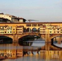 Във Флоренция задържаха австрийски туристи, написали имената си на мост от XIII век