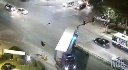 лудост тираджия отнесе светофар кръстовище варна видео