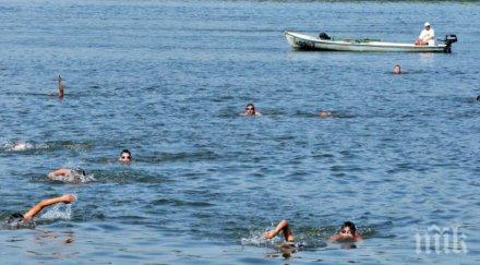 десетки включиха преплуването дунава