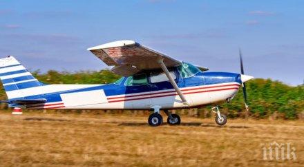 двама души пострадаха падането лекомоторен самолет великобритания