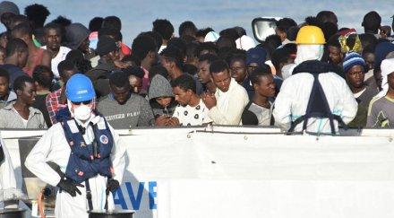 представители червения кръст проверяват кораба дичоти 150 мигранти борда